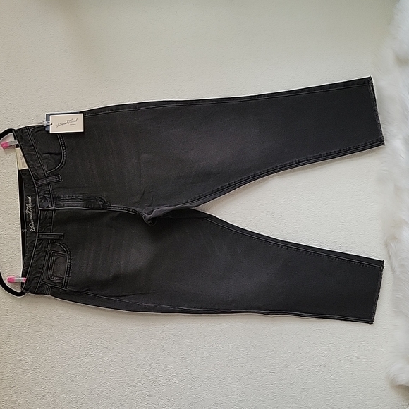 Universal Thread High Rise Straight Leg Jeans. NEW!! Never worn. - Picture 3 of 8